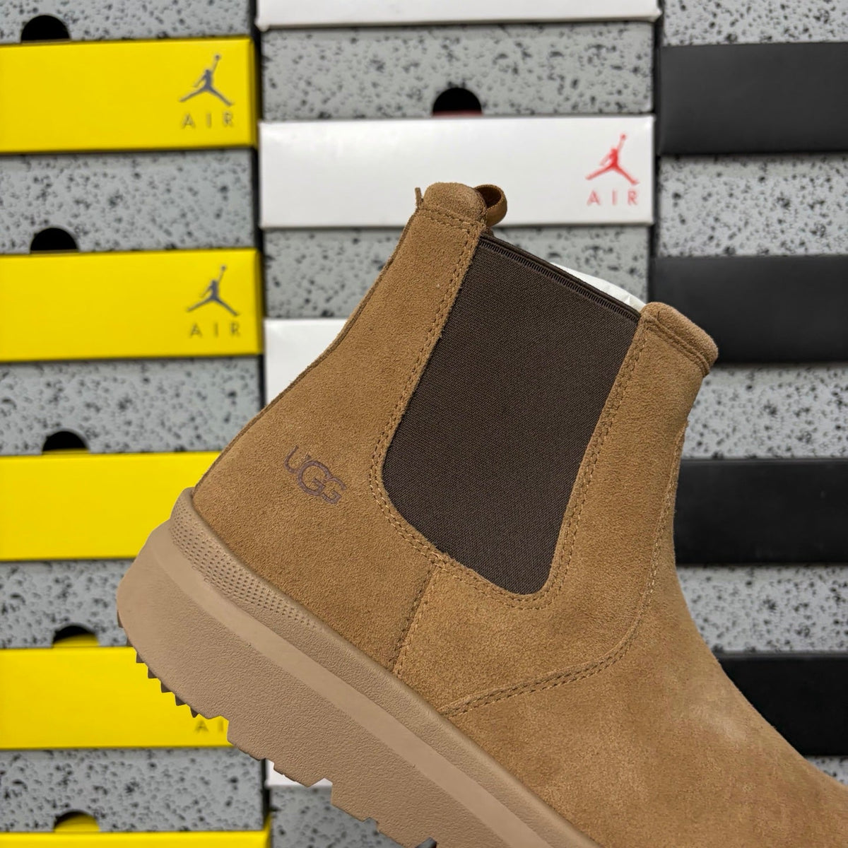 UGG Chelsea Boot – Suede Pull-On Ankle Boot with Contrast Elastic Gusset, Shearling Lining & Chunky Lug Sole in Wheat