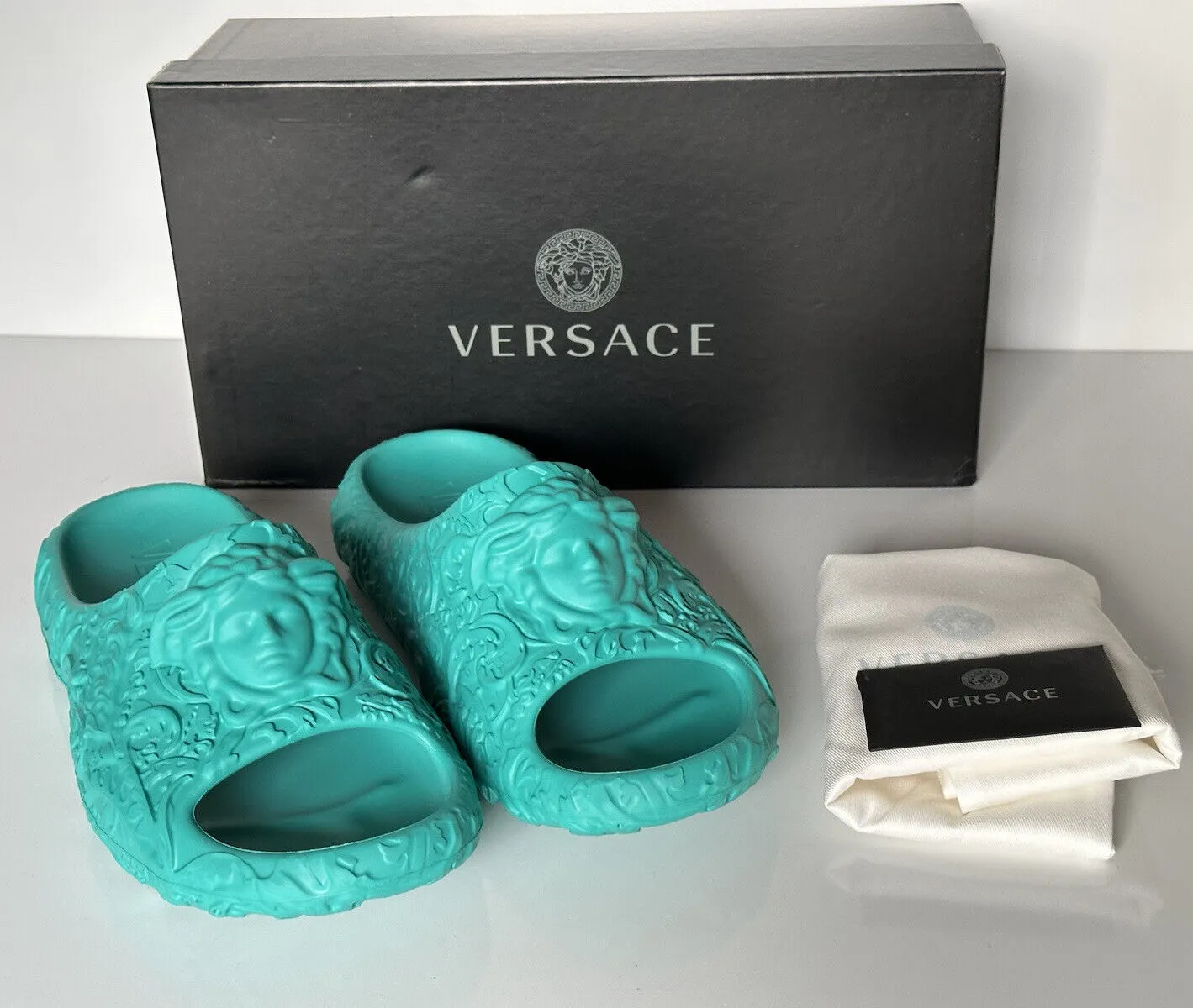 NIB $525 Versace Medusa Head Slides Pool Sandals Turquoise 10 US (43) 1005746 IT